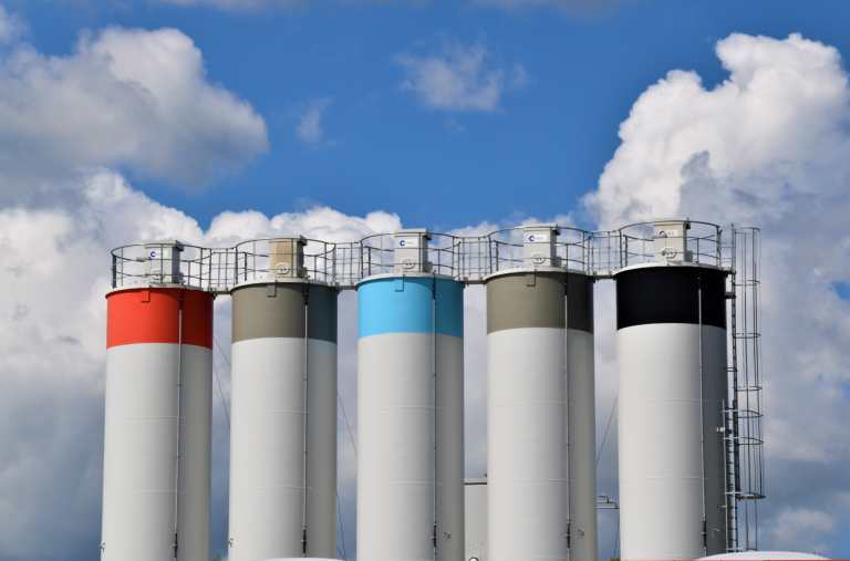 IIOT verwijst naar installaties, apparatuur en sensoren die met elkaar verbonden zijn in een industriële omgeving.